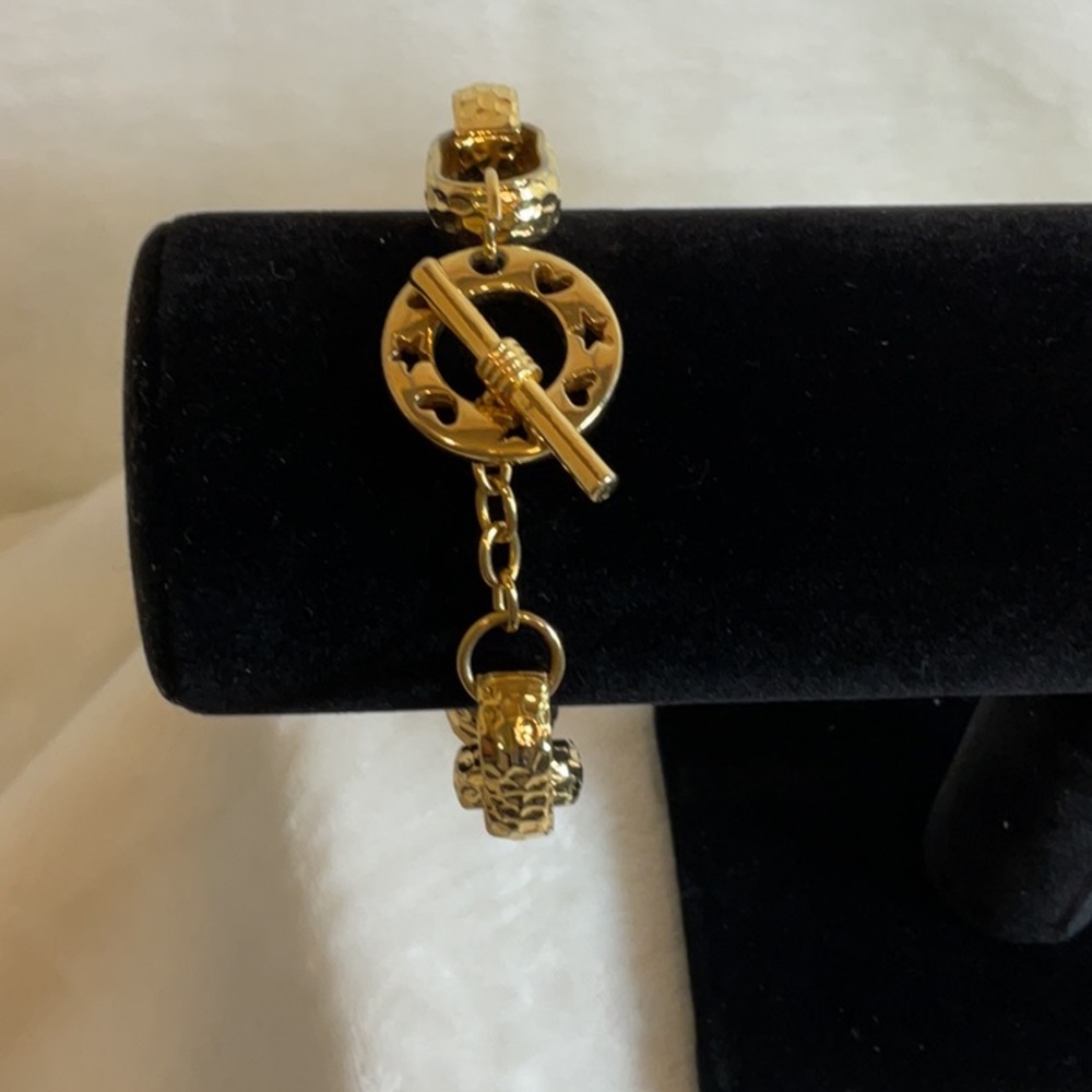 Hammered golden link bracelet.
